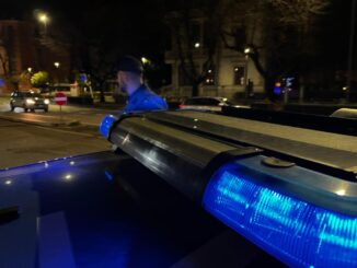 Secondo quanto emerge non è escluso che l’episodio possa essere ricondotto a una lite sentimentale degenerata, circostanza che non giustifica comunque la violenza esercitata