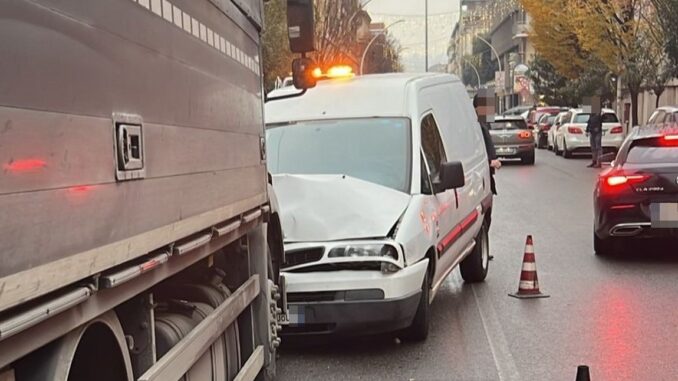 Scontro frontale tra furgone e autocarro, traffico bloccato a Terni