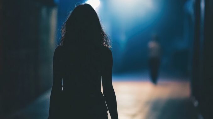 Minacce e persecuzioni alla moglie: ti sparo se non torni con me