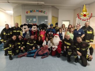 Il Babbo Natale dei Vigili del Fuoco a Terni porta sorrisi in Pediatria