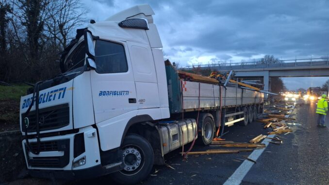 Camion contro pilastro in A1 tra Attigliano e Orvieto, carico disperso