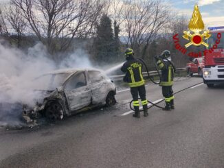 Terni, due incendi di auto creano disagi