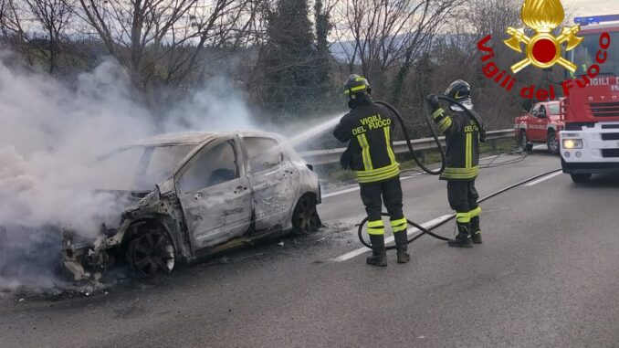 Terni, due incendi di auto creano disagi