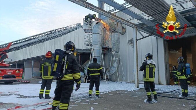 Incendio in azienda di materiali plastici a Umbertide, nessun ferito