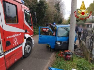 Sessantenne si schianta con l’Ape, salvato dai pompieri