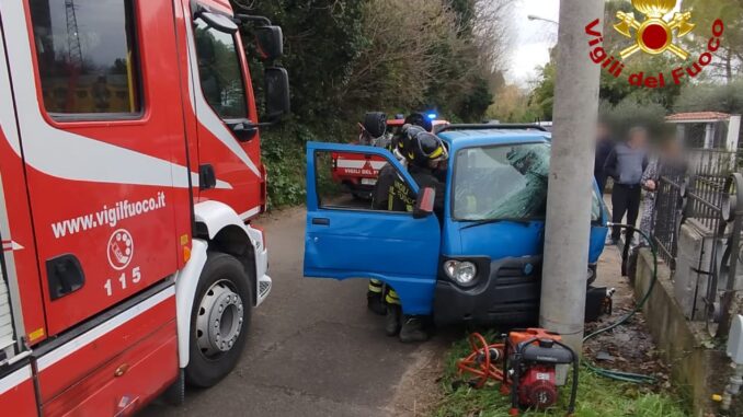 Sessantenne si schianta con l’Ape, salvato dai pompieri