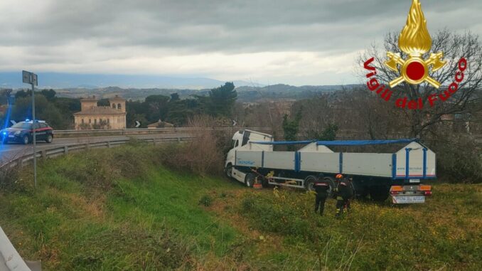 Incidente mortale sulla SS395: autoarticolato fuori strada a Spoleto