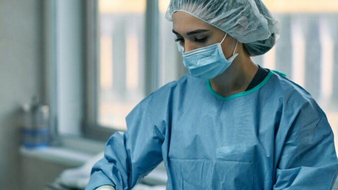 Chirurgia estetica fallita, dottoressa condannata a risarcire