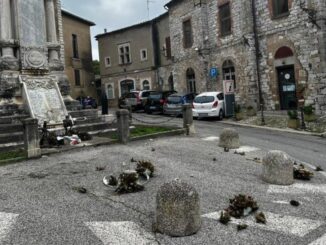 Vandalo danneggia corona di alloro al Monumento ai Caduti
