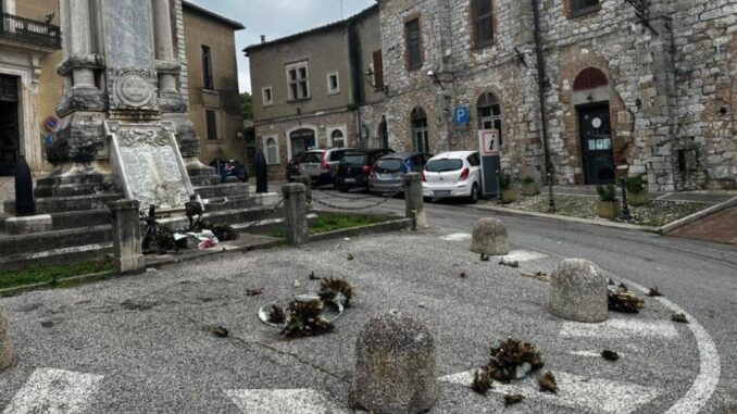 Vandalo danneggia corona di alloro al Monumento ai Caduti