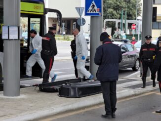 Morto dentro un autobus a Fontivegge, indagano i carabinieri