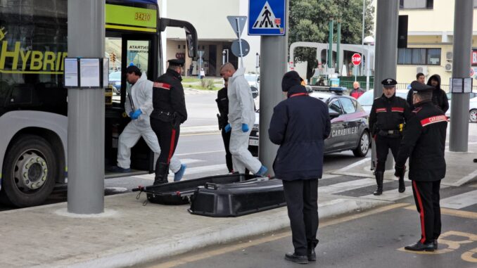 Morto dentro un autobus a Fontivegge, indagano i carabinieri