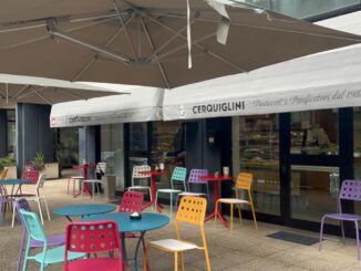 Rapina in pasticceria: commessa aggredita con coltello e palpeggiata