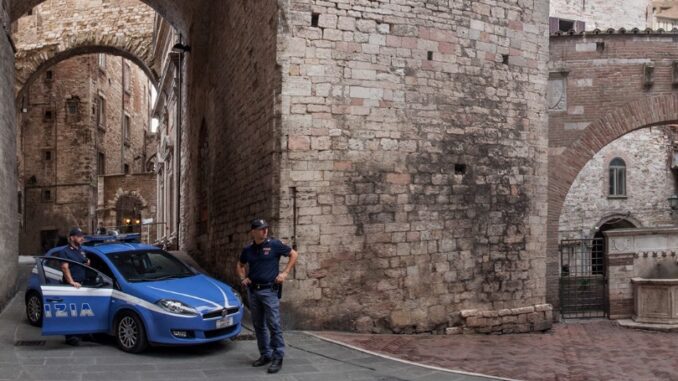 Arrestato 33enne con droga, coltello e spray urticante