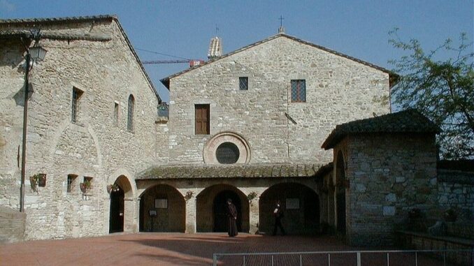 Assisi: Cantico delle Creature in 30 lingue con studenti da tutto il mondo