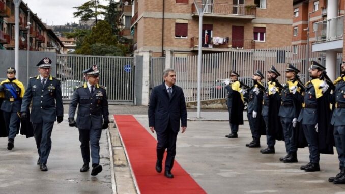 Saluto del Prefetto Gradone alla Guardia di Finanza di Perugia