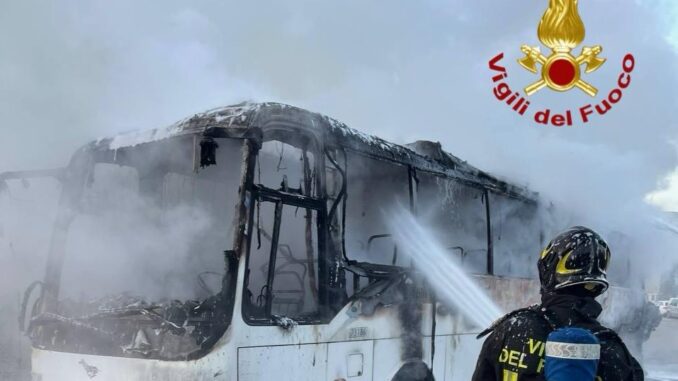 Incendio in autobus a Fontignano: nessun ferito, c'erano 20 ragazzi