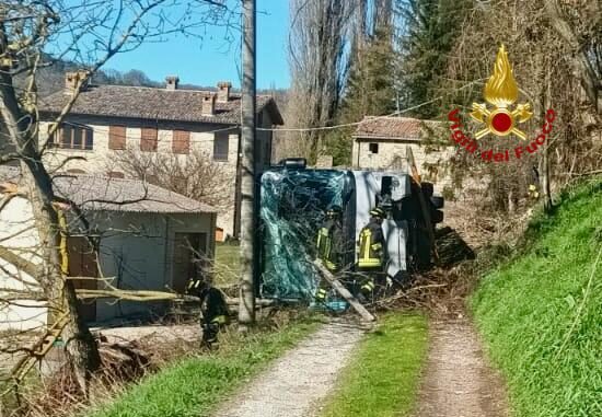 Incidente stradale a Pietralunga: autobus nel burrone, recupero in corso