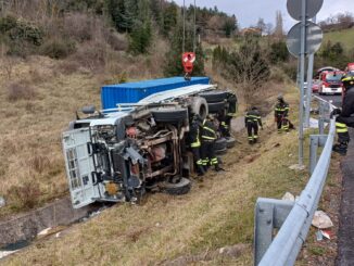 Incidente stradale su Flaminia a Nocera Scalo, camion fuori strada