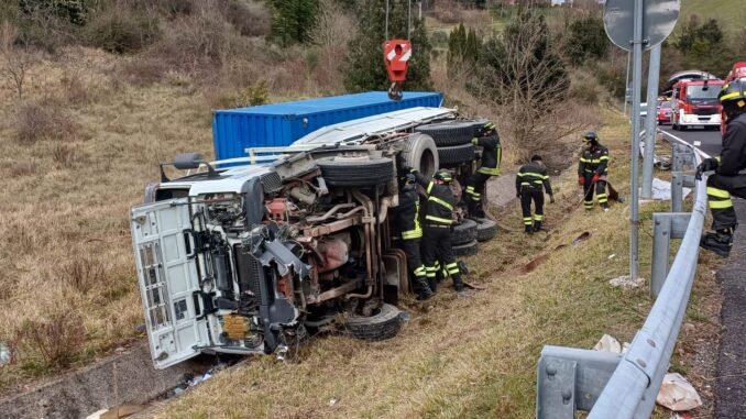Incidente stradale su Flaminia a Nocera Scalo, camion fuori strada