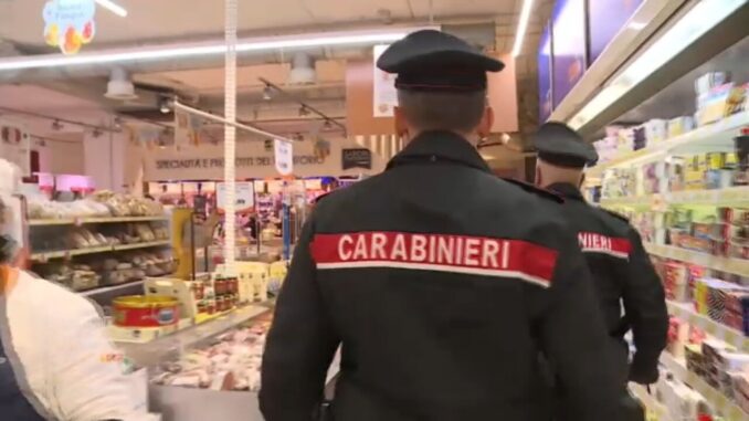 Donna sorpresa a rubare portafoglio in supermercato