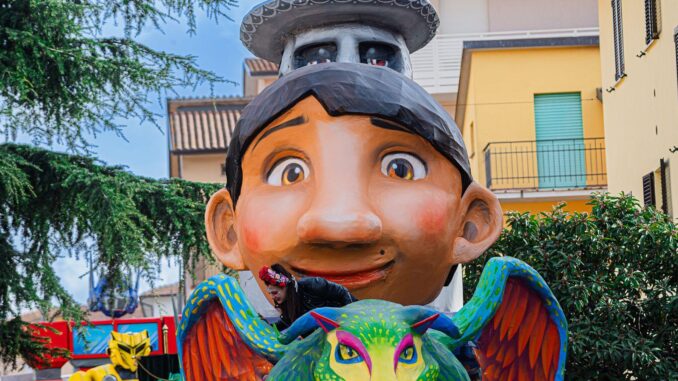 Sfilata dei carri allegorici a San Sisto, festa in città