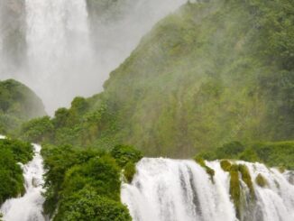 Totem pubblicitario nel parco della Cascata: M5S si oppone