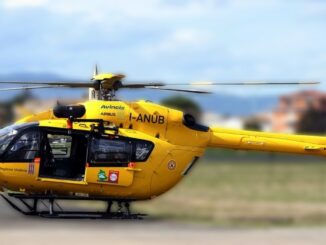 Usa alcol per accende il fuoco, donna si ustiona la volto e al collo