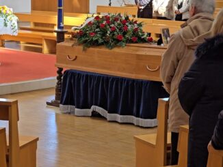 Addio a Massimo Pompei, funerali celebrati a Ferro di Cavallo