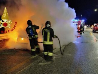 Furgone in fiamme a Pianello, Vigili del fuoco in azione