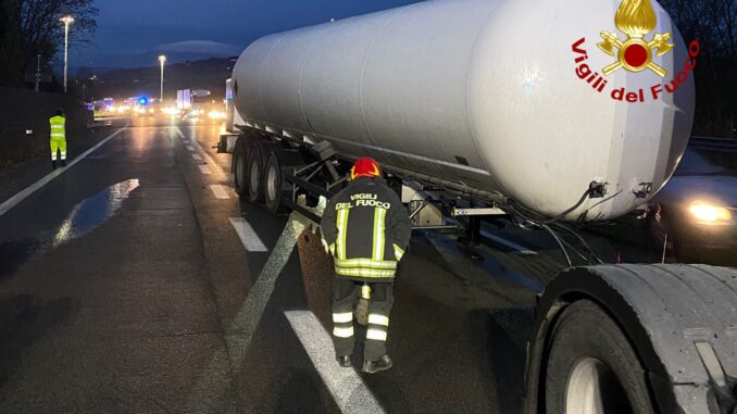 Cisterna di GPL si stacca da tir sul raccordo Terni-Orte