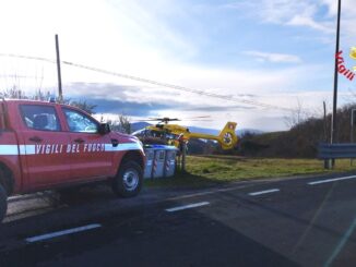 Incidente frontale su Statale Eugubina, Nibbio trasporta ferito grave