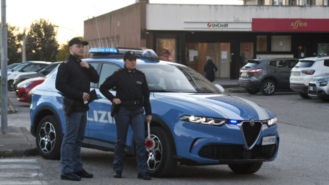 Si introduce all'interno di un supermercato, ma viene sorpresa e bloccata