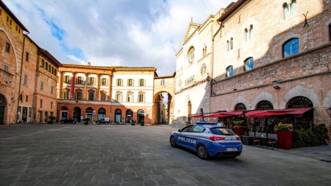 Minaccia l’ex moglie e aggredisce agenti: arrestato a Foligno