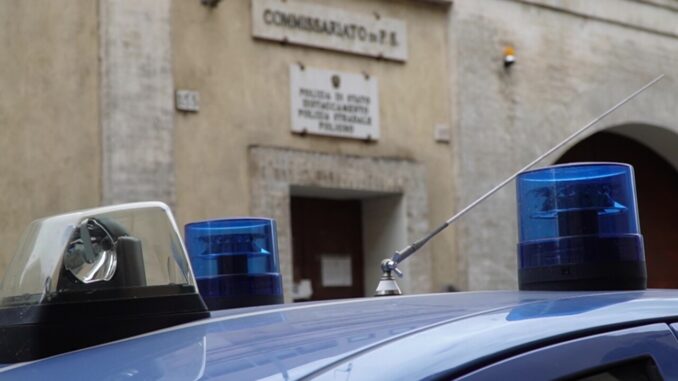 Abusa della figlia e la fa violentare da altri uomini