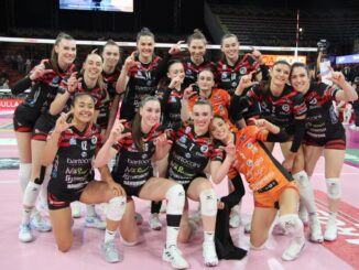 La Bartoccini MC Restauri Perugia ha ottenuto una vittoria netta contro la Honda Olivero Cuneo, confermando il risultato dell'andata e qualificandosi per il secondo turno dei play-off challenge. La partita, disputata domenica 16 marzo al Pala Barton Energy, si è conclusa con un netto 3-0 a favore delle padrone di casa, che hanno dominato l'incontro sin dalle prime battute. Nel primo set, Perugia ha mostrato subito la sua superiorità, imponendosi con il punteggio di 25-18. Nonostante un avvio equilibrato, le Black Angels hanno preso il controllo del gioco, grazie alle ottime prestazioni di Traballi e Nemeth. Bartolini e Ungureanu hanno contribuito con punti importanti, portando la squadra in vantaggio. Il secondo set ha seguito un andamento simile, con Perugia che ha mantenuto il controllo della partita. Gryka è entrata in campo, portando nuova energia alla squadra. Sirressi ha difeso con grande efficacia, mentre Rastelli e Anchante hanno dato il loro contributo per chiudere il set sul 25-17. Con la qualificazione ormai in tasca, coach Giovi ha dato spazio a chi aveva giocato meno nel terzo set. Nonostante ciò, la squadra ha continuato a giocare con determinazione, lottando punto a punto con Cuneo. Il set si è concluso ai vantaggi, con Perugia che ha avuto la meglio per 27-25. Gryka è stata nominata MVP della partita, grazie ai suoi dieci punti, di cui due a muro. Pecorari, Anchante, Recchia e Rastelli hanno dato un contributo importante, dimostrando la profondità della rosa di Perugia. La partita è stata anche l'occasione per promuovere la raccolta fondi dell'associazione Amani Education ODV, fondata da Maria Irene Ricci e suo fratello Pippo Ricci. L'associazione ha l'obiettivo di costruire una scuola secondaria a Kisaki, in Tanzania. Coach Giovi ha espresso la sua soddisfazione per la prestazione della squadra, sottolineando la determinazione e la voglia di vincere delle sue ragazze. Pecorari ha dichiarato di aver realizzato un sogno giocando in Serie A1, ringraziando il coach per la fiducia. Con questa vittoria, Perugia si prepara ad affrontare il prossimo turno dei play-off challenge, con l'obiettivo di continuare il suo percorso verso l'Europa.