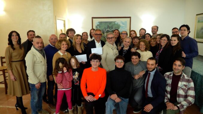 La compagnia teatrale Fin dall’asilo teatro insieme dona 36mila euro ad associazioni