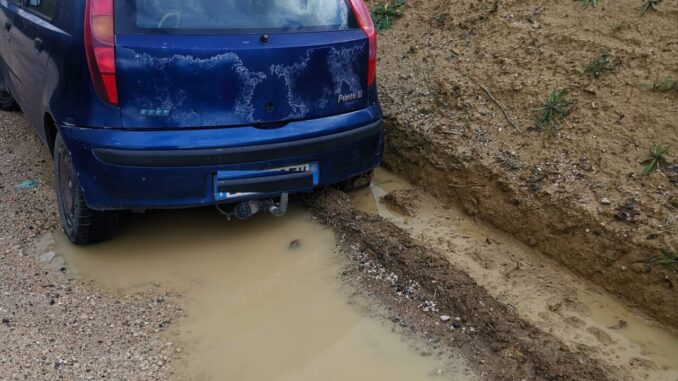 Strada allagata, auto bloccata: appello per interventi urgenti