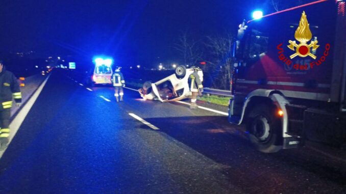 Incidente nella notte Perugia-Bettolle, auto ribaltata ci sono feriti