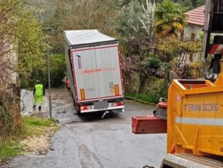 Tir bloccato a Stroncone, incastrato in centro storico per un giorno