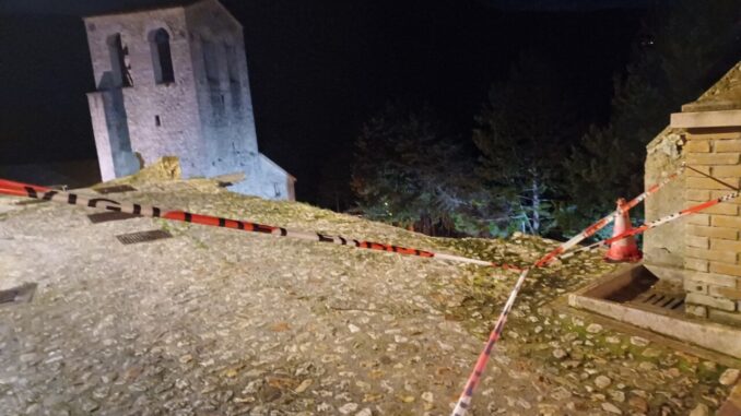 Crollo delle mura a Vallo di Nera, evacuate due famiglie [FOTO]