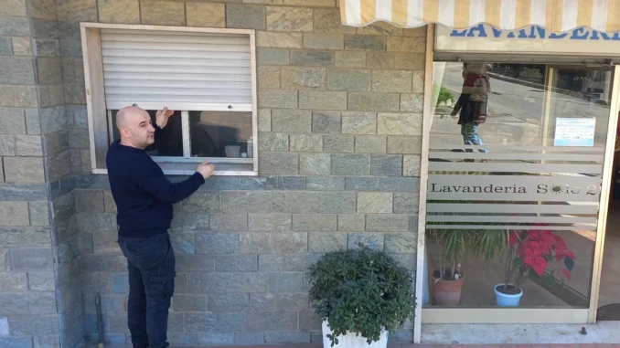 Furto serale in lavanderia, denaro e abiti sottratti dai ladri