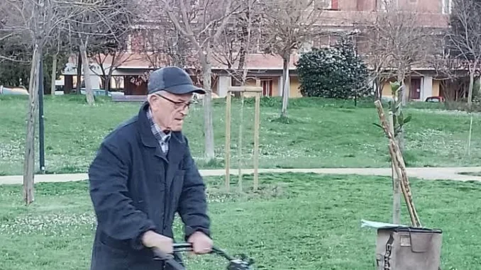 Volontario instancabile, cura il verde del parco Pascoletti