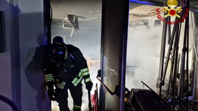 Incendio in un bar di Foligno, intervento dei Vigili del Fuoco