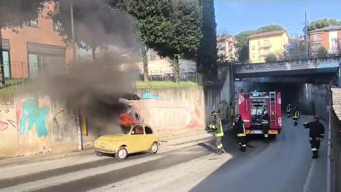 Incendio distrugge Fiat 500 d'epoca a Ponte San Giovanni
