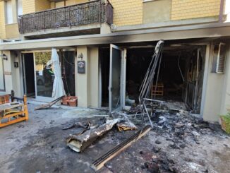 Incendio in un bar di Foligno, intervento dei Vigili del Fuoco