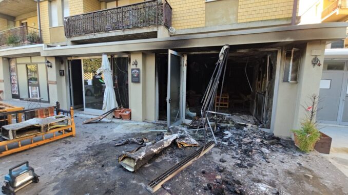 Incendio in un bar di Foligno, intervento dei Vigili del Fuoco