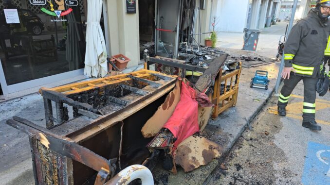 Incendio al bar Narghilè di Foligno: indagini sui filmati