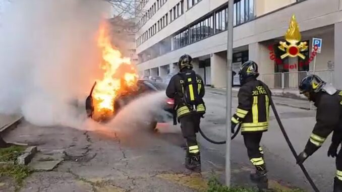 Incendio di un'auto [Video] a Perugia: una Mercedes in fiamme