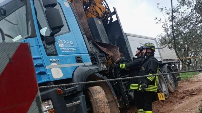 Autocarro fuori strada a Trevi, intervento dei Vigili del Fuoco